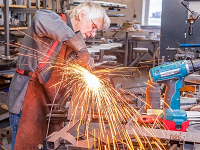 Firmenportrait Metall-Handwerker bei Flexarbeiten an der Stahlklemme